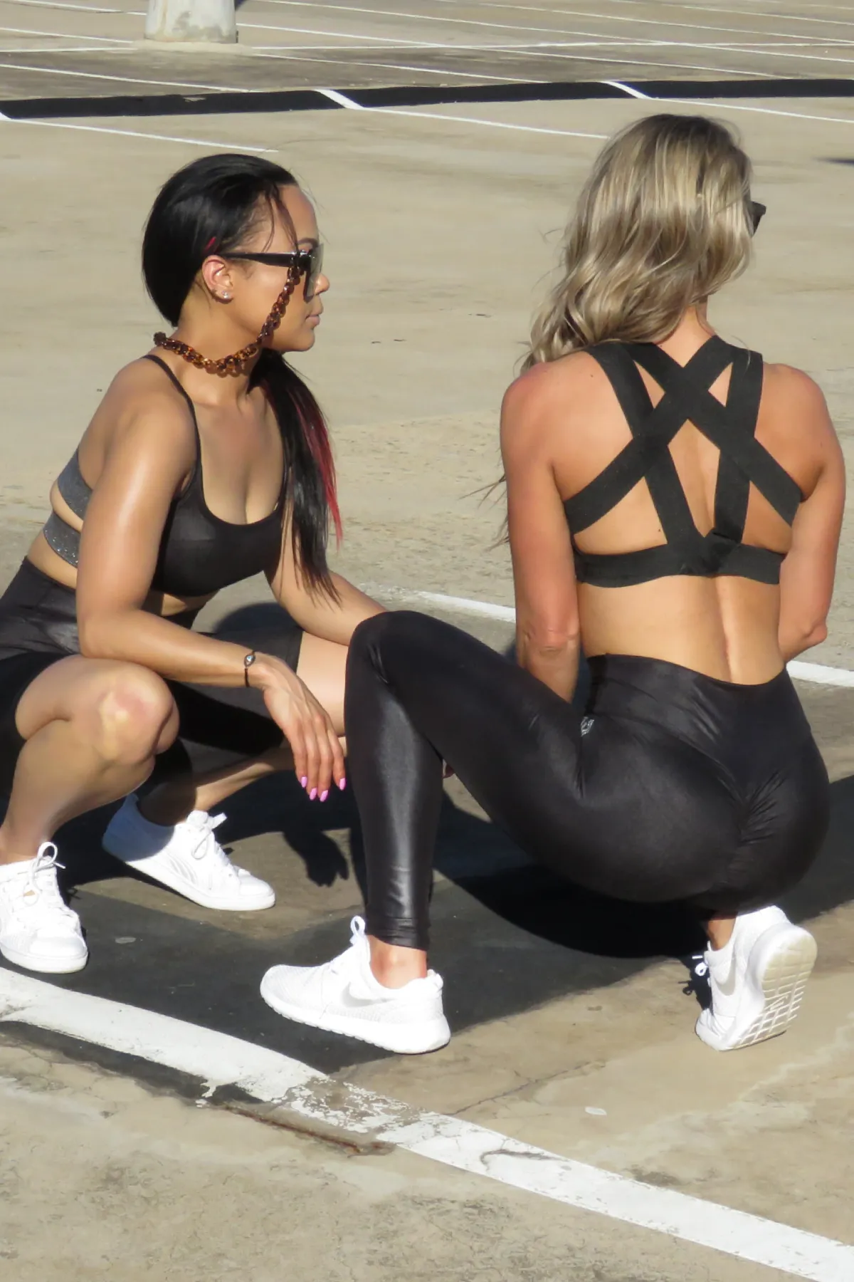 AR 2028 - WET LOOK ELASTIC STRAP CROP