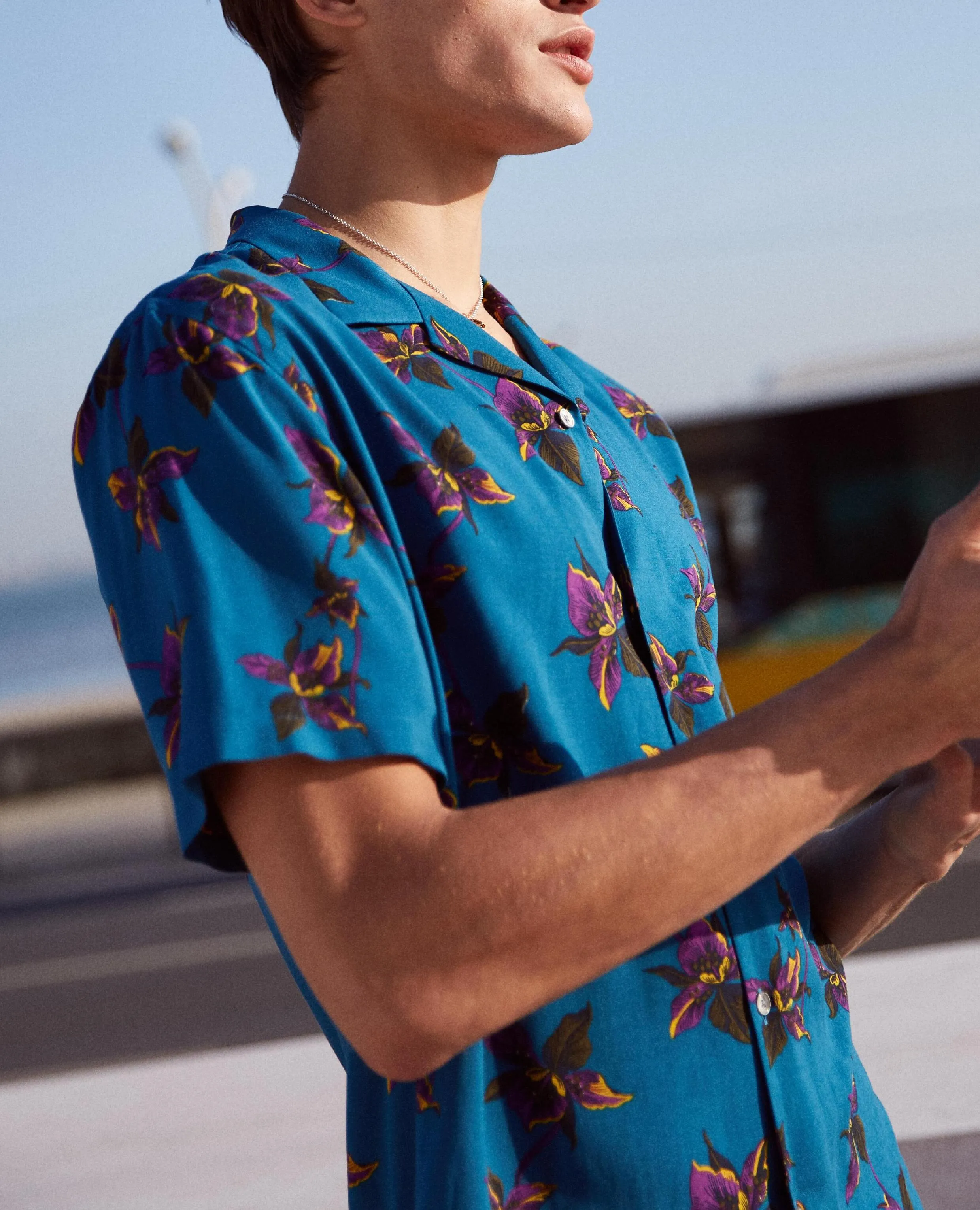 Chemise col hawaïen bleue à imprimé fleurs