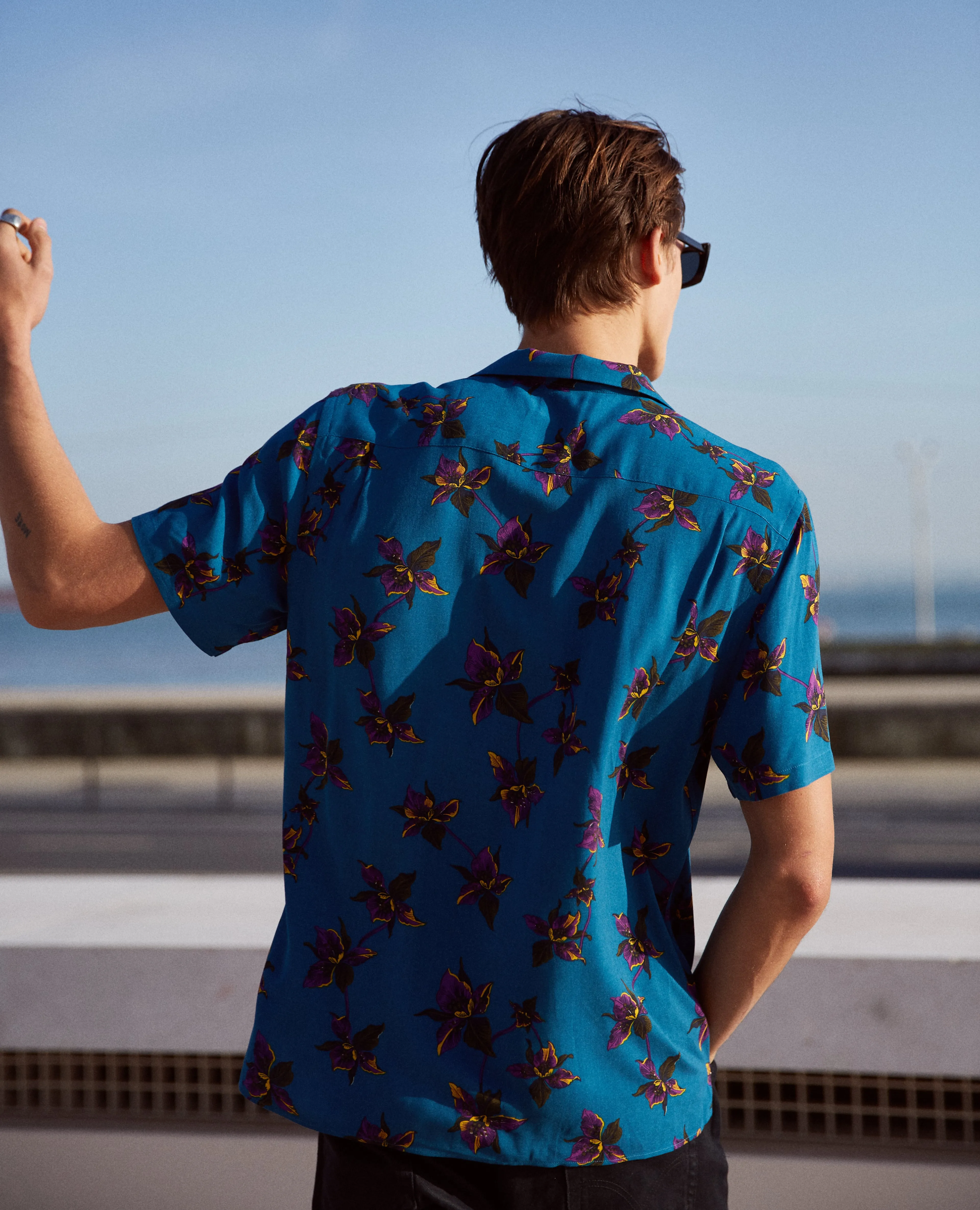 Chemise col hawaïen bleue à imprimé fleurs