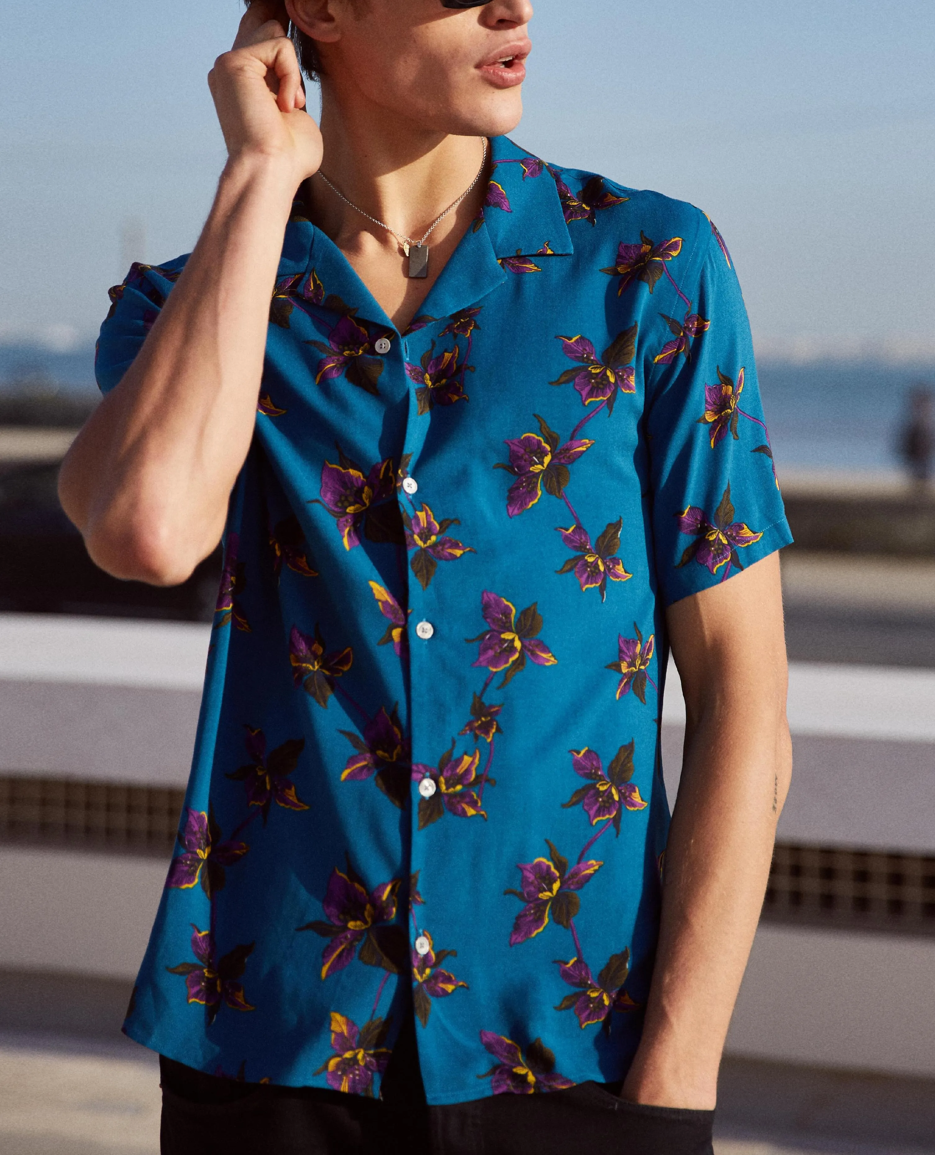 Chemise col hawaïen bleue à imprimé fleurs